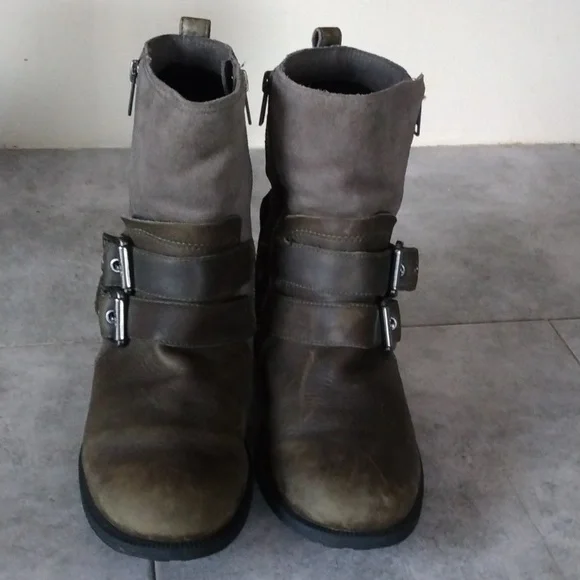 UGG Boots - Picture 2 of 10